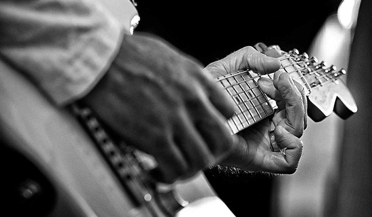Musicien en train de jouer de la guitare
