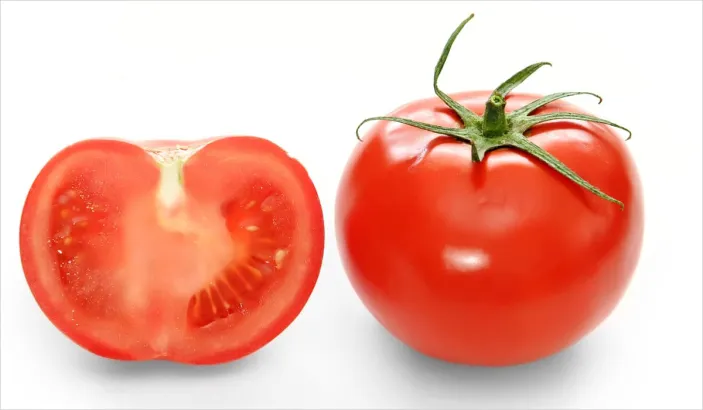 Half of a tomate and whole fruit