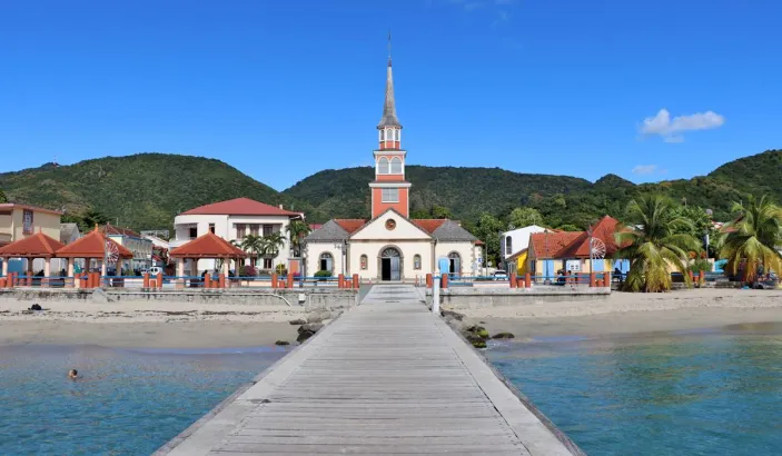 Plage des Anses d'Arlet avec le pont aligné avec l'église de la commune