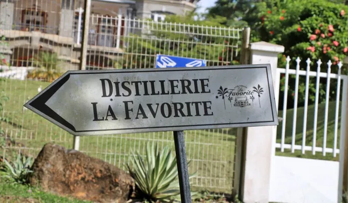 Indication of the La Favorite distillery