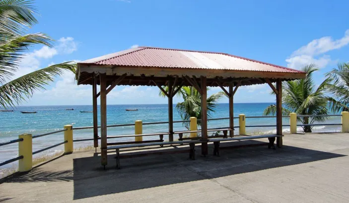 Carbet à la plage de Petite Anse