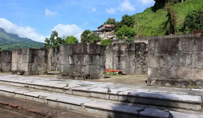 Rue devant les ruines
