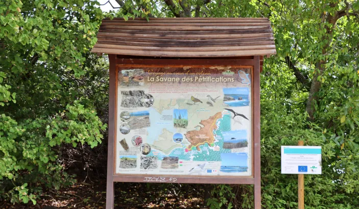 Panneau de la randonnée pour se rendre à la Savane des Pétrifications