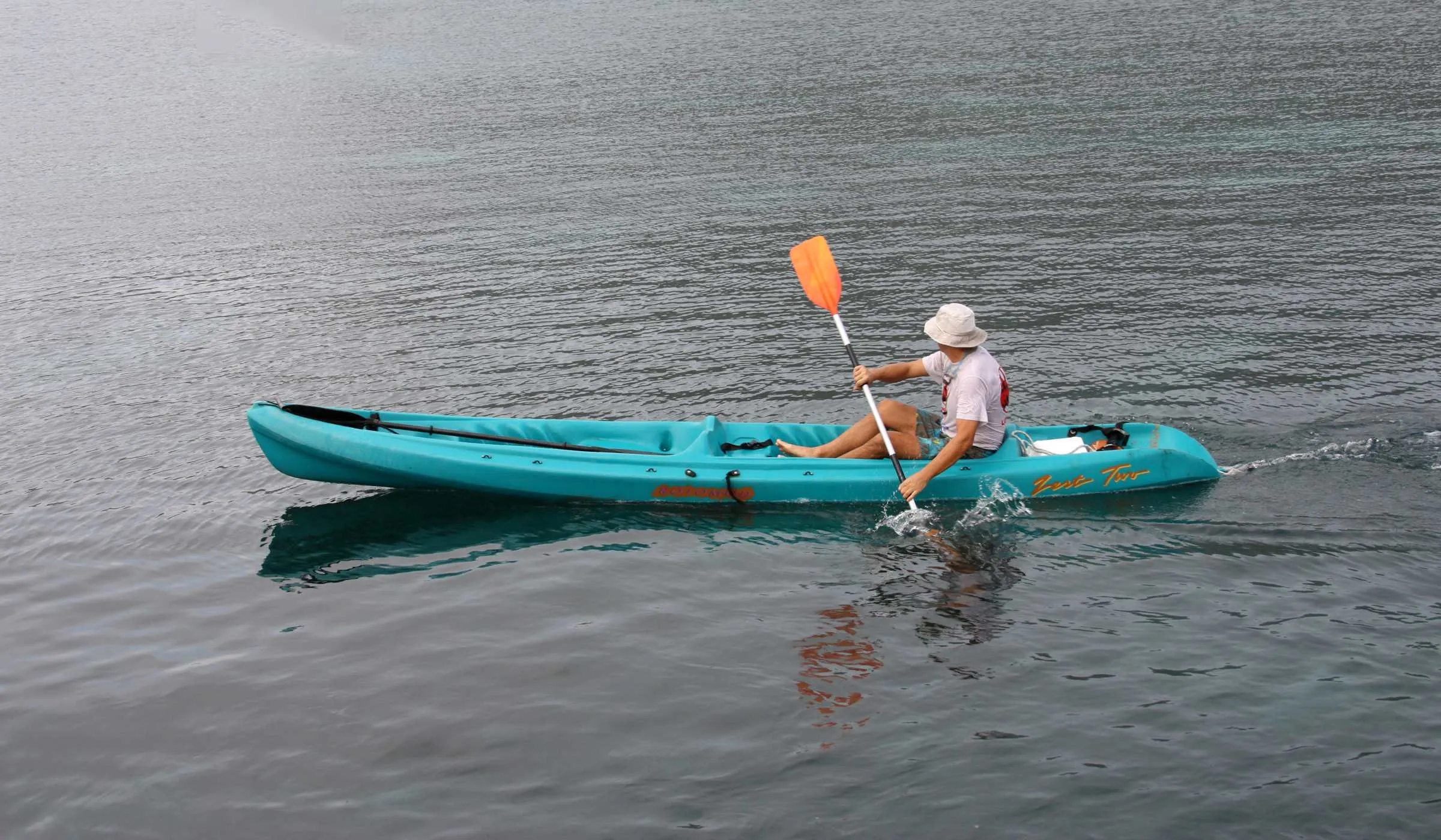 Homme faisant du canoë-kayak aux Anses d'Arlet