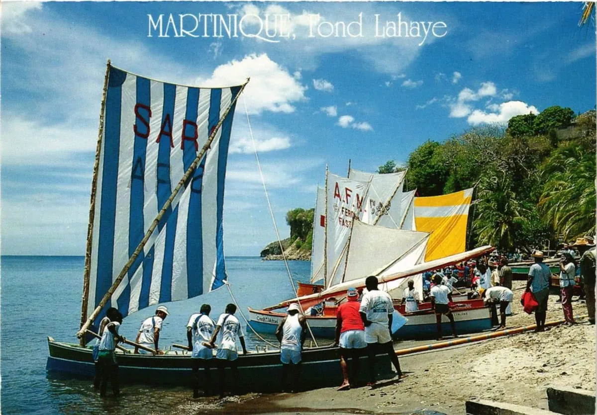 Embarcations en préparation pour une course