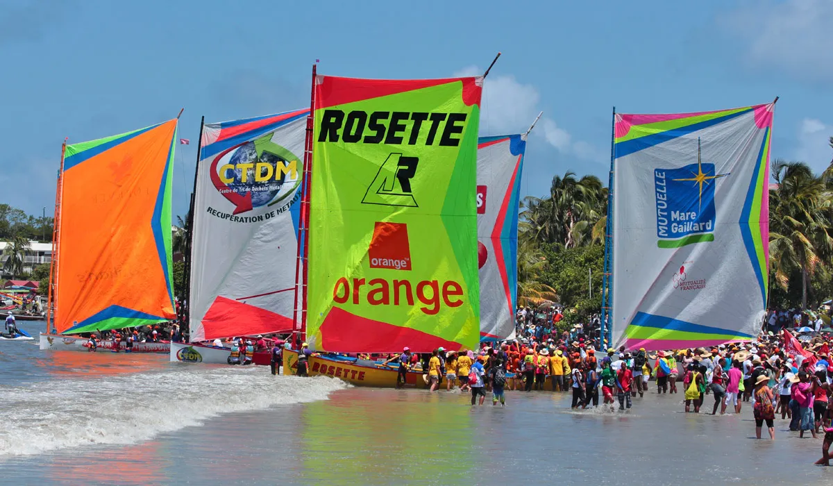 Yoles lors d'une étape du Tour des Yoles de la Martinique