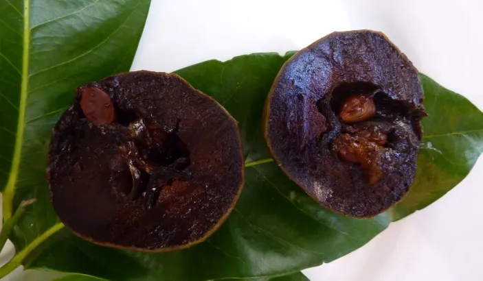 Sapote noire coupée en deux