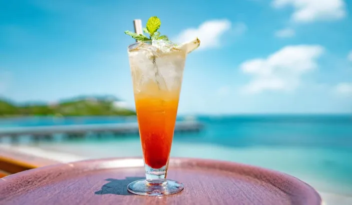 Coktail devant la plage de l'Anse Mitan