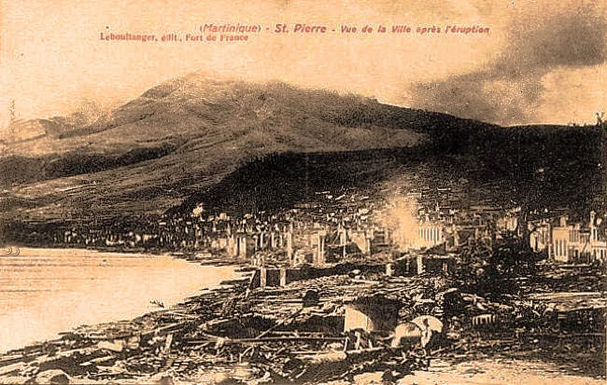 Saint-Pierre en feu après de l'éruption