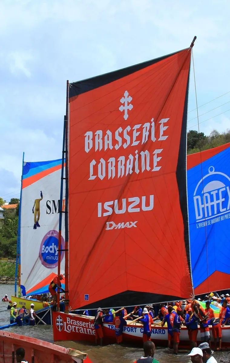 Plusieurs yoles au départ d'une etape du Tour des Yoles Rondes