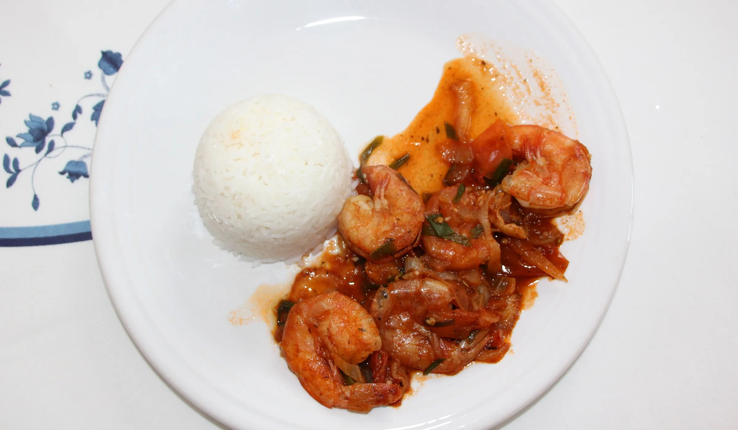 Fricassé de crevettes avec du riz