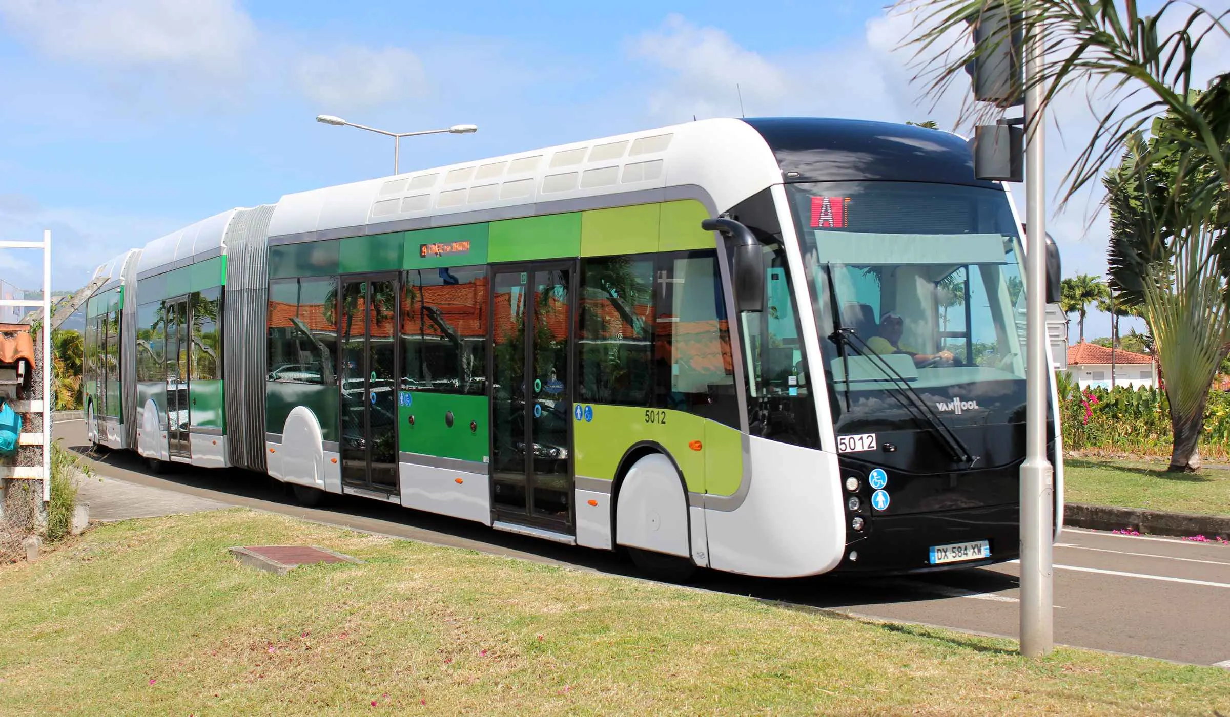 Bus à tour TSCP opérant entre Fort-de-France et le Lamentin