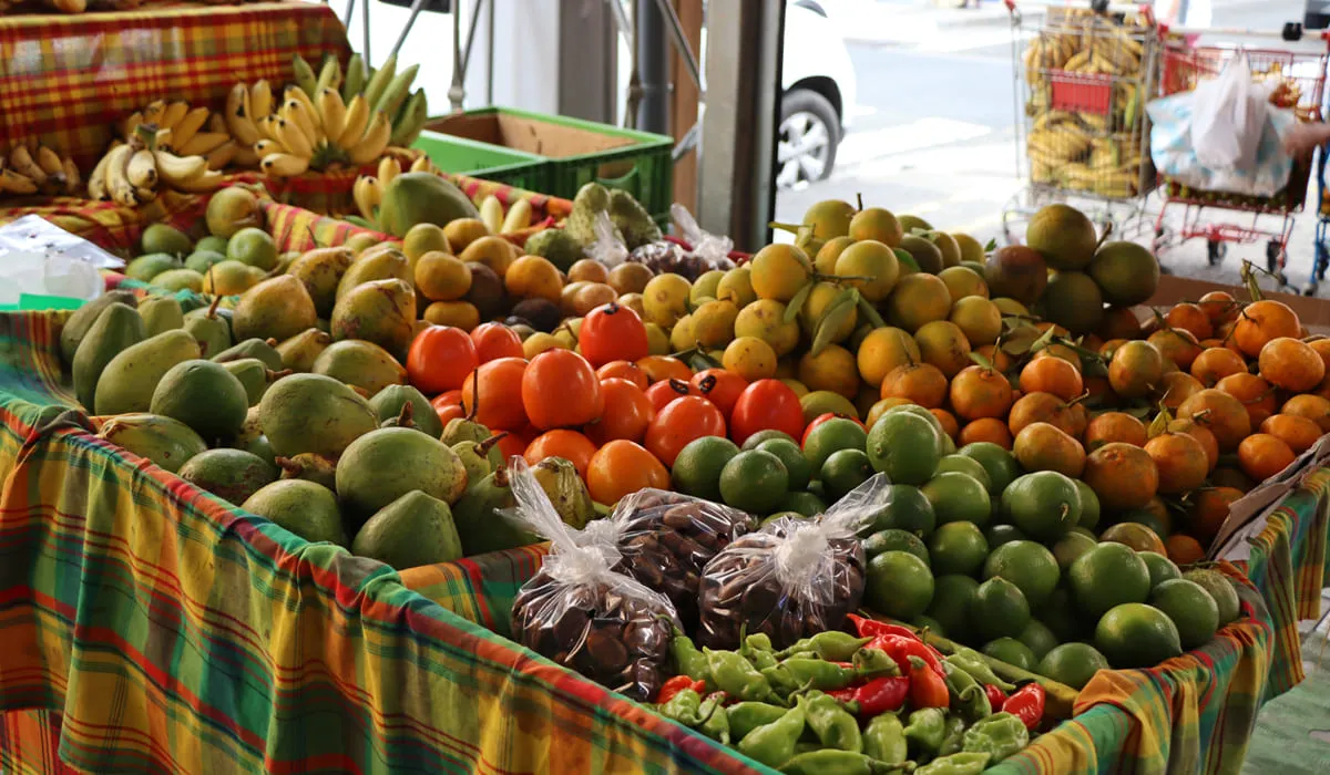 Fruits et légumes en vente au marche de Fort-de-France